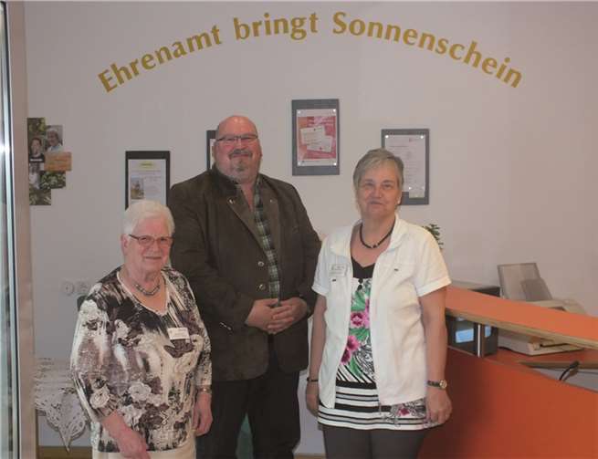 Einrichtungsleiter Volker Schröter mit den ehrenamtlichen Mitarbeiterinnen Maria Michels (l.) und Carola Grünewald.Altenzentrum St. Johannes, Mayen