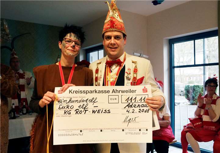 Einrichtungsleiterin Diana Wagner (li.) überreichte einen Scheck für die KG an Sitzungspräsident Thomas Sebastian.