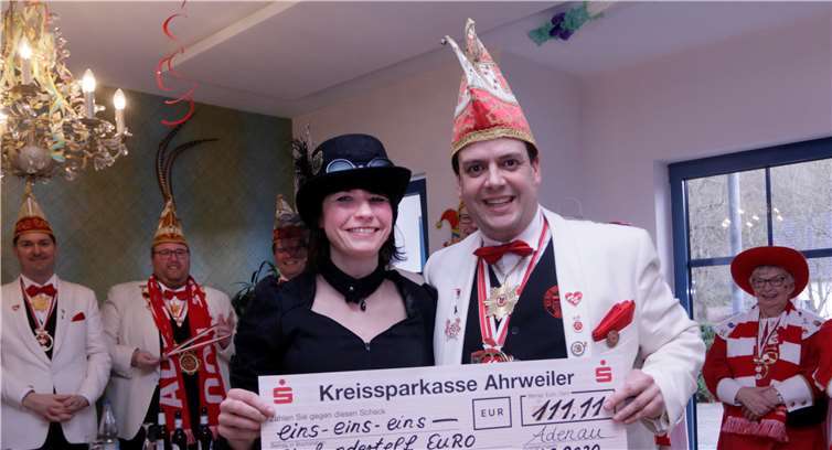 Einrichtungsleiterin Diana Wagner überreichte einen Scheck an Thomas Sebastian.