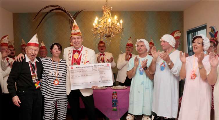 Einrichtungsleiterin Diana Wagner (vorne li.Mi.) überreichteeinen Scheck für die KG an Sitzungspräsident Herbert Radermacher. Fotos: -SES-