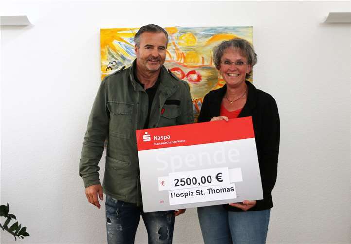 Einrichtungsleiterin Eva-Maria Hebgen freute sich über den großzügigen Spendenscheck, den Thomas Gitt überbrachte. Foto: privat