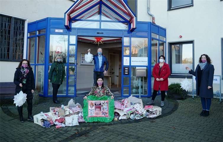 Einrichtungsleiterin Klaudia Racke-Hackenbruch gemeinsam mit einer kleinen Delegation der „Mennijer Mädche“.Foto: Caritas Zentrum Mendig)