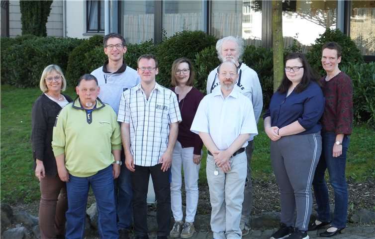 Einrichtungsleiterin Klaudia Racke-Hackenbruch (l.) und Melanie Rieß (r.), Vertrauensperson des Beirats, mit den gewählten Mitgliedern (v.l.): Klaus-Dieter Gerth, Christian Hoffmann, Ralf Gilberg, Edith Valentin-Gärtner, Alexander Pick (vorne), Peter Schmitt und Jacqueline Dreidoppel. Foto: privat