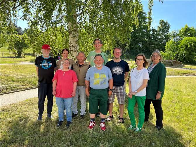 Einrichtungsleiterin Klaudia Racke-Hackenbruch (rechts) und Melanie Rieß (2. von links, hinten), Vertrauensperson des Beirats, mit den gewählten Mitgliedern (von links): Peter Schmitt, Daniela Bresik, Manfred Gerth, Christian Hoffmann (hinten), Klaus-Dieter Gerth, Ralf Gilberg, Edith Valentin-Gärtner (externes Mitglied).  Foto: Caritas Zentrum, Mendig