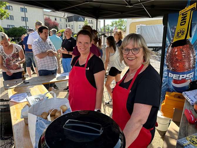 Einrichtungsleiterin Klaudia Racke-Hackenbruch (rechts) und ihre Mitarbeiterin Melanie Ries waren für die Verpflegung zuständig.