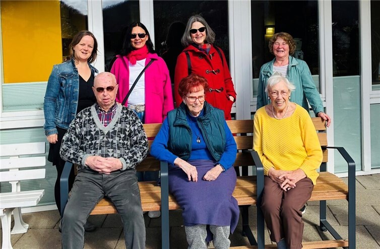 Einrichtungsleiterin Melanie Reick (hinten links) freut sich zusammen mit den Vertreterinnen der Dorffamilie Winningen e.V. Petra Dunz, Ida Saas und Hildegard Löwenstein (von hinten links nach rechts) und den Bewohner/innen und Tagespflegegästen des Hauses.