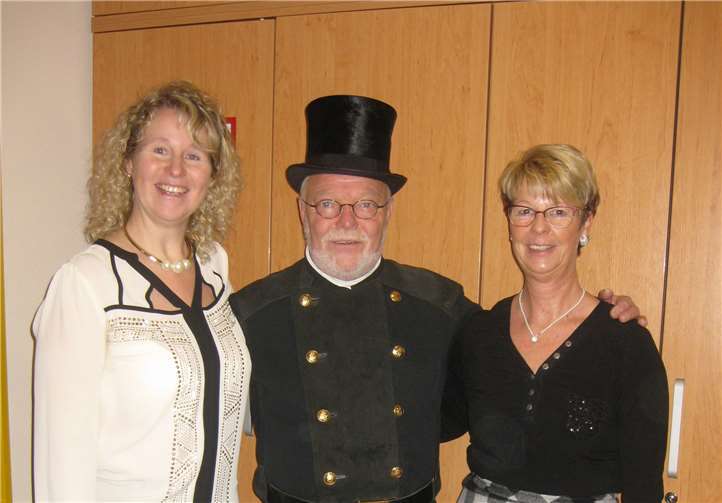 Einrichtungsleiterin Michaela Sebastian, Pflegedienstleiterin Martina Nachtsheim und Schornsteinfeger Karl Josef Scholl überbrachten den Bewohnern und ihren Angehörigen viele gute Wünsche für das neue Jahr.  Maternus-Stift