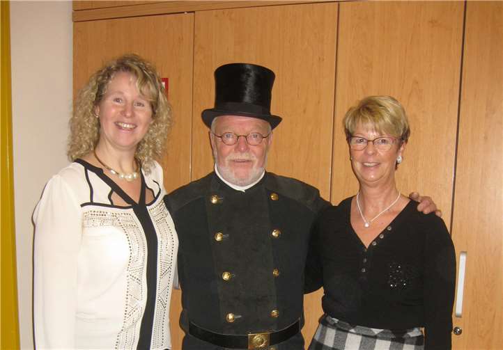 Einrichtungsleiterin Michaela Sebastian (li.) und Pflegedienstleiterin Martina Nachtsheim begrüßten als Glücksbringer für das neue Jahr Schonrnsteinfeger Karl Josef Scholl.