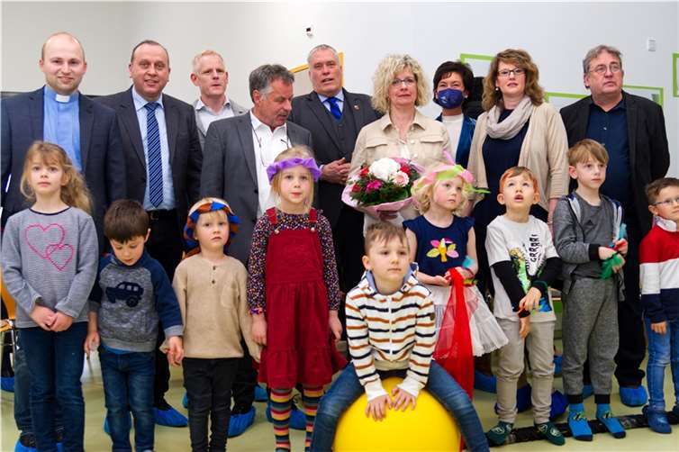 Einrichtungsleiterin Petra Kimmich (6.v.l.) und Ortsbürgermeister Walter Schneider (5.v.l.) freuten sich mit den Kindern und Festgästen über die Eröffnung der Kita „St. Martin“ Foto: Markus Doll