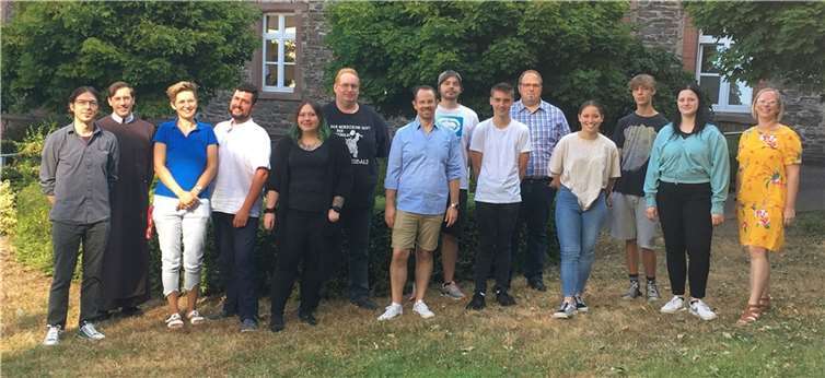 Einrichtungsleitung Nathalie Dimmig und Verwaltungsleitung Mario Klein begrüßten die neuen Auszubildenden. Foto: privat