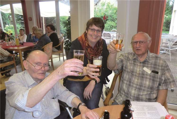 Einrichtungsleitung Tatjana Born-Rüßler mit Martin Faulhaber und Ernst Herder, Bewohner des Seniorenzentrums. privat