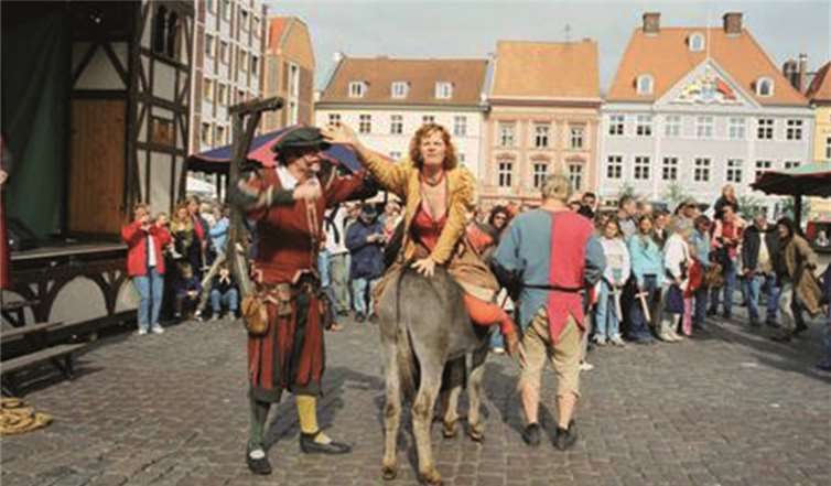 Eins der Highlight wird das Treiben einer Hure wird auf den Marktplatz sein. privat