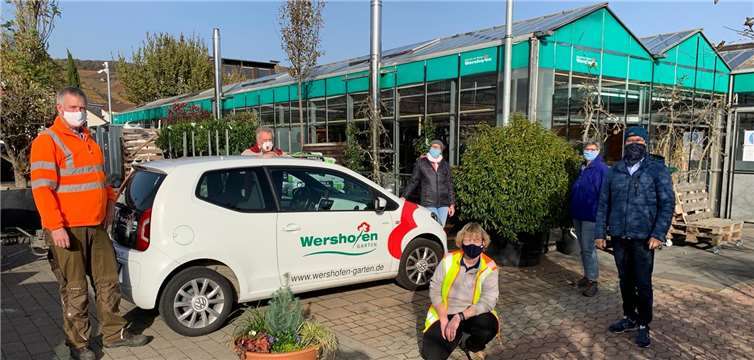 Eins der beiden Pflanzteams, die für die Neugestaltung der Blumenkübel sorgte. Foto: privat