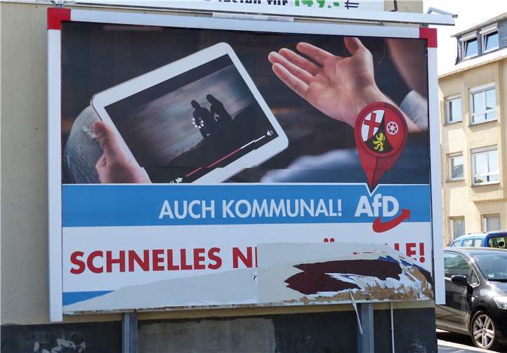 Eins der beschädigten Plakate in Mayen. Foto: Privat