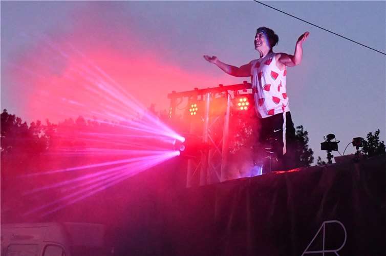 Einsatz auf der Bühne: Zwei DJs stemmten das Musikprogramm.Fotos: RASCH