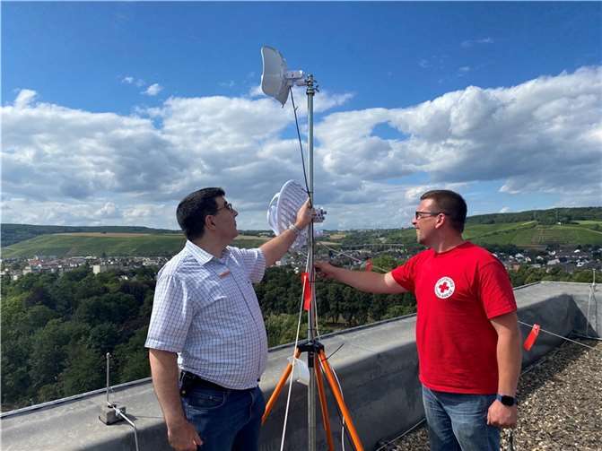 Einsatz des DRK bei der Hochwasserkatastrophe in Rheinland-Pfalz: Aufbau einer Richtfunkantenne zur Wiederherstellung der digitalen Infrastruktur am Marienhaus Klinikum Maria-Hilf in Bad Neuenahr-Ahrweiler mit Hilfe von Technikern des DRK KV Ahrweiler Foto: Cornelia Bachem