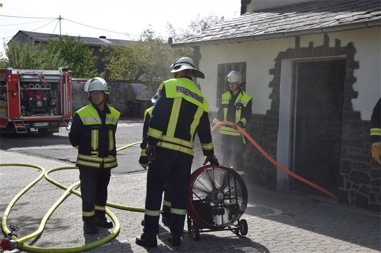 Einsatz des Lüfters um das Gebäude vom Brandrauch zu befreien.