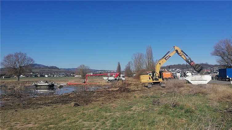 Einsatz des Mähbootes im Naturschutzgebiet Thürer Wiesen.