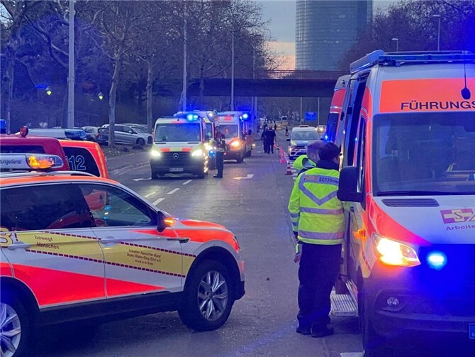 Einsatz des Rettungsdienstes bei Versammlung in der Rheinaue Bonn. 