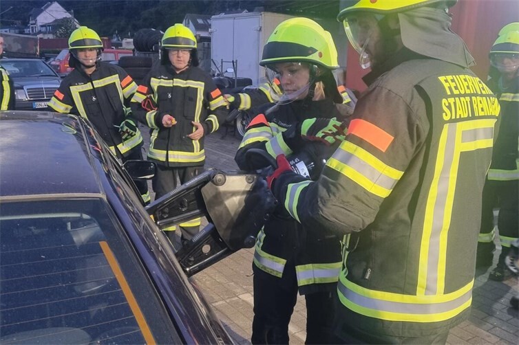 Einsatz des hydraulischen Spreizers zur Türöffnung an einem Pkw