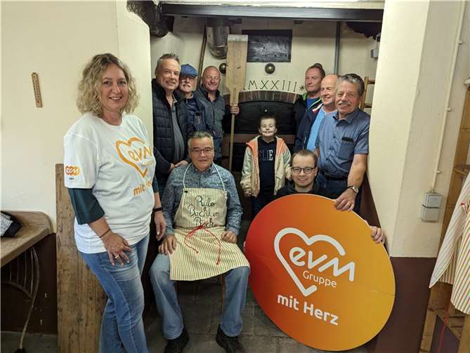 Einsatz für den Backes: Die ehrenamtlichen Helfer zusammen mit Susanne Uth, die dank ihres Arbeitgebers evm, 1.000 Euro für das Projekt beitragen konnte. Foto: Jörg Uth