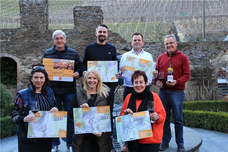 „Wandern für den Wiederaufbau“ Einsatz für den Tourismus an der Mittelahr: (vorne von links) Eva Flügge, Alina Sonntag und Ingrid-Näkel-Surges mit (hinten von links) Helmut Fischer, Sebastian Sonntag, Martin Schell und Rudolf Mies. Fotos: GS