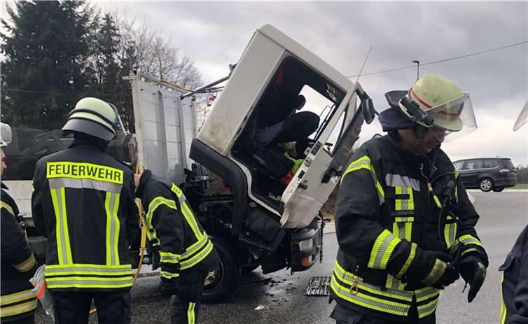 Einsatz für die Feuerwehr auf der B256.  Foto: Feuerweg VG Rengsdorf-Waldbreitbach