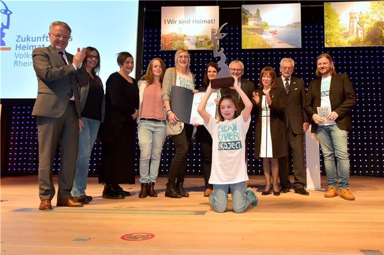 Einsatz gegen die Verschmutzung der Flüsse mit Plastikmüll: Die Initiative „Clean River Project“ aus Winningen gewann den 10. Zukunftspreis Heimat.Quelle: Volksbank RheinAhrEifel eG/Rach Hans-Werner