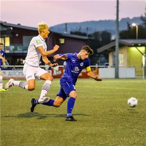 Einsatz pur: Der Linzer Linus Tücke (weiß) gegen SG 99-Kapitän Hoffmann.  Foto: Max Jäger