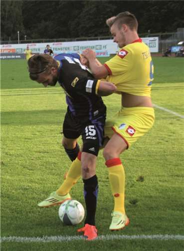 Einsatz und Kampf bestimmten die neunzig Minuten auch hier beim Duell zwischen Daniel Reith (TuS) und Lucas Röser. Foto: TH
