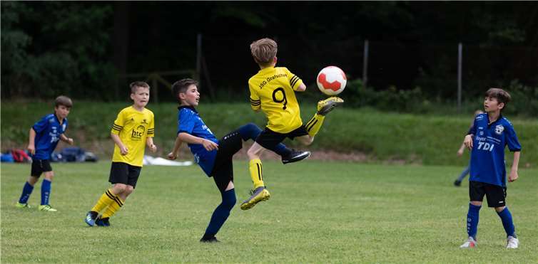 Einsatz und hohes Niveau im Spiel der Grafschafter E-Junioren gegen die FF Norden 02 aus Luxemburg. Fotos: Andreas Thun