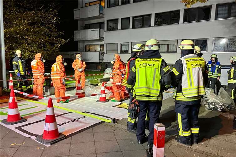 Einsatzbesprechung am Dekontaminationsplatz.  Foto: Feuerwehr Bonn