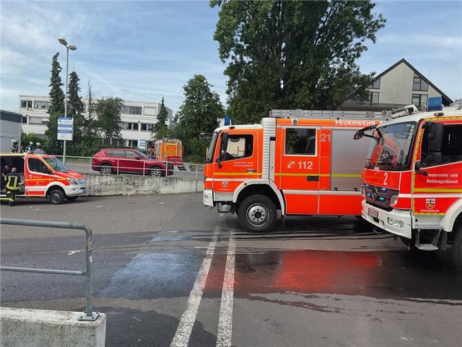Einsatzfahrzeuge von Berufs- und Freiwilliger Feuerwehr bei einem Brand in der Pützchens Ch.