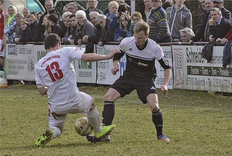 Einsatzfreudig präsentierte sich der SC Berod-Wahlrod (weißes Trikot) bei seinem Duell gegen den SV Windhagen. TH
