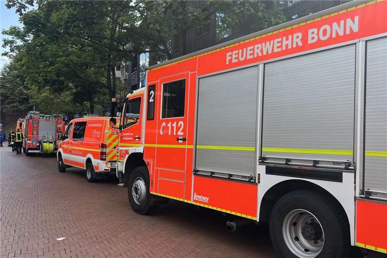 Einsatzkräfte an der Einsatzstelle. Foto: Feuerwehr Bonn