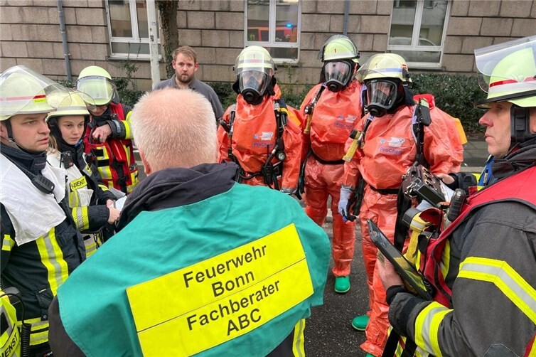 Einsatzkräfte bei der Lagebesprechung.Foto: Feuerwehr Bonn