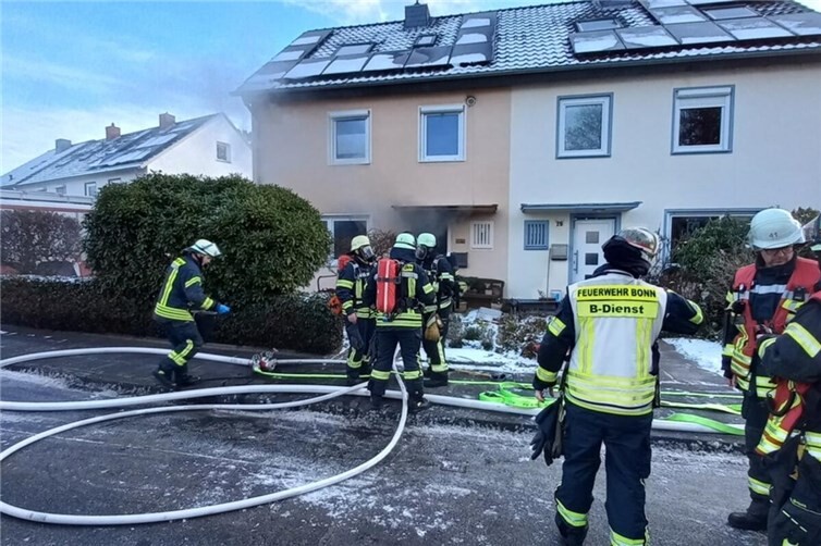 Einsatzkräfte beim Kellerbrand eines Einfamilienhauses "In der Wehrhecke".Fotos: Feuerwehr 