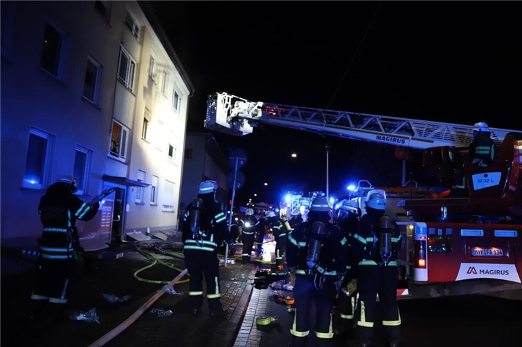 Einsatzkräfte bekämpften den Brand in der Breite Straße Andernach. Foto:WAM