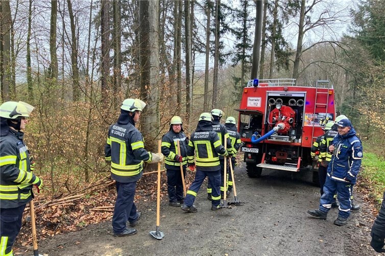 Einsatzkräfte bereiten sich auf den Ausbau eines Wundstreifens vor.