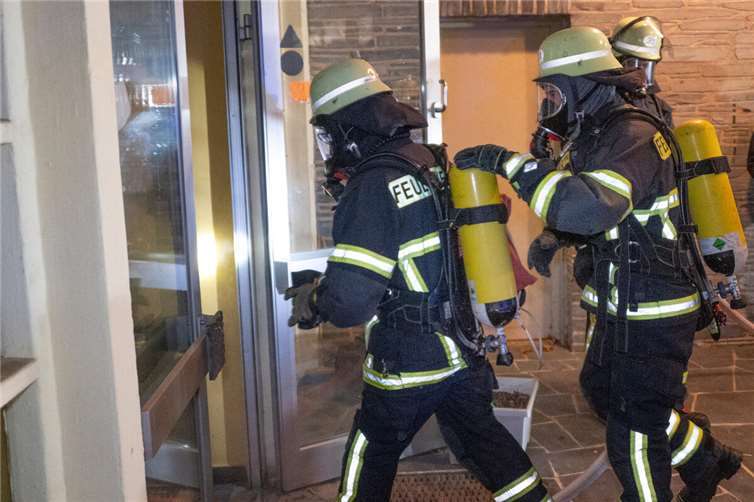 Einsatzkräfte betreten das betroffene Übungsobjekt.