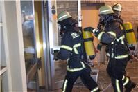 Einsatzkräfte betreten das betroffene Übungsobjekt