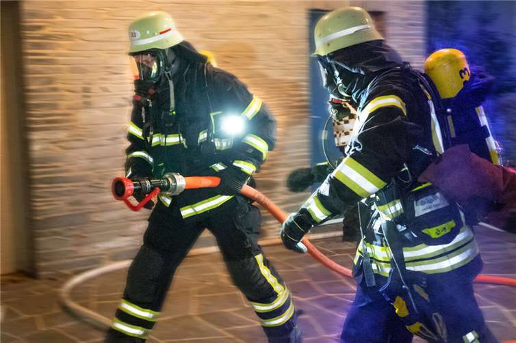 Einsatzkräfte betreten das betroffene Übungsobjekt