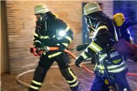 Einsatzkräfte betreten das betroffene Übungsobjekt