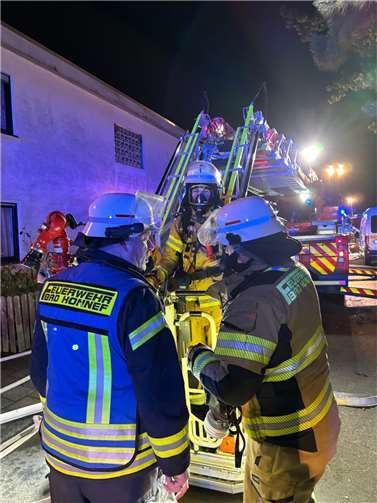 Einsatzkräfte der Feuerwehr an der Drehleiter. Fotos: Freiwillige Feuerwehr Bad Honnef