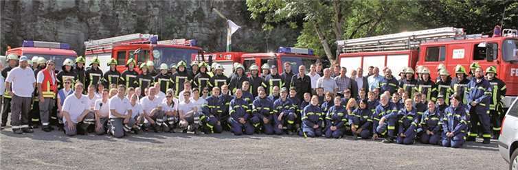 Einsatzkräfte der Feuerwehr, dem THW und dem DRK.Czerwinski/THW Ahrweiler