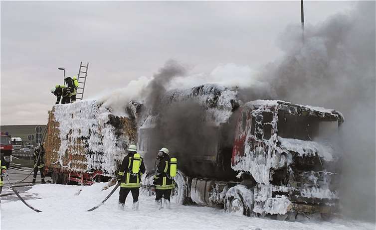 Einsatzkräfte der Feuerwehren Niederzissen, Weibern, Wehr und andere waren zur Brandbekämpfung im Einsatz.