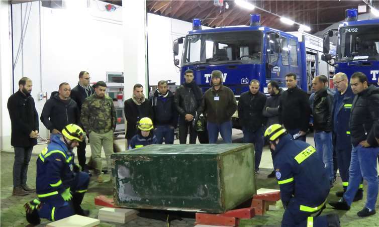 Einsatzkräfte des THW Ahrweiler zeigen der Delegation das Zusammenspiel von Ehrenamtlichen im THW.Fotos: privat