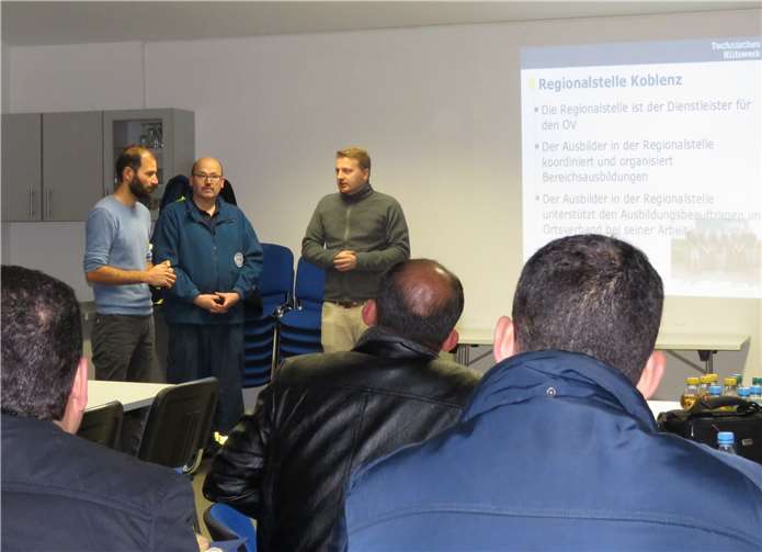 Einsatzkräfte des THW Ahrweiler zeigen der Delegation das Zusammenspiel von Ehrenamtlichen im THW.