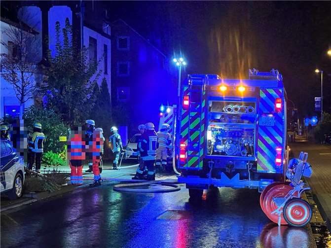 Das Feuer drohte sich auszubreiten Einsatzkräfte im hinteren Bereich der Einsatzstelle.