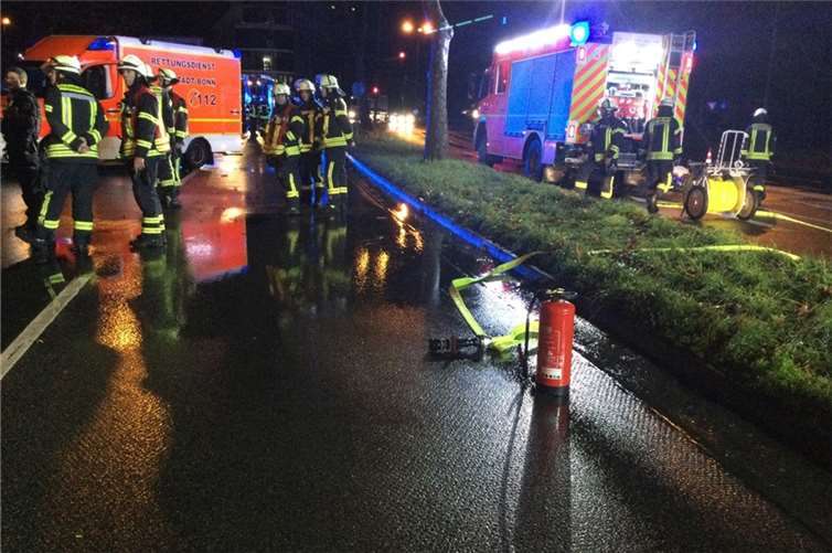 Einsatzkräfte in der Mainzer Straße. Foto: Feuerwehr und Rettungsdienst Bonn